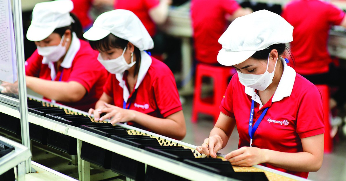 Vietnam's Electronics Exports to China Double in September as Trade Balance Flips to Surplus